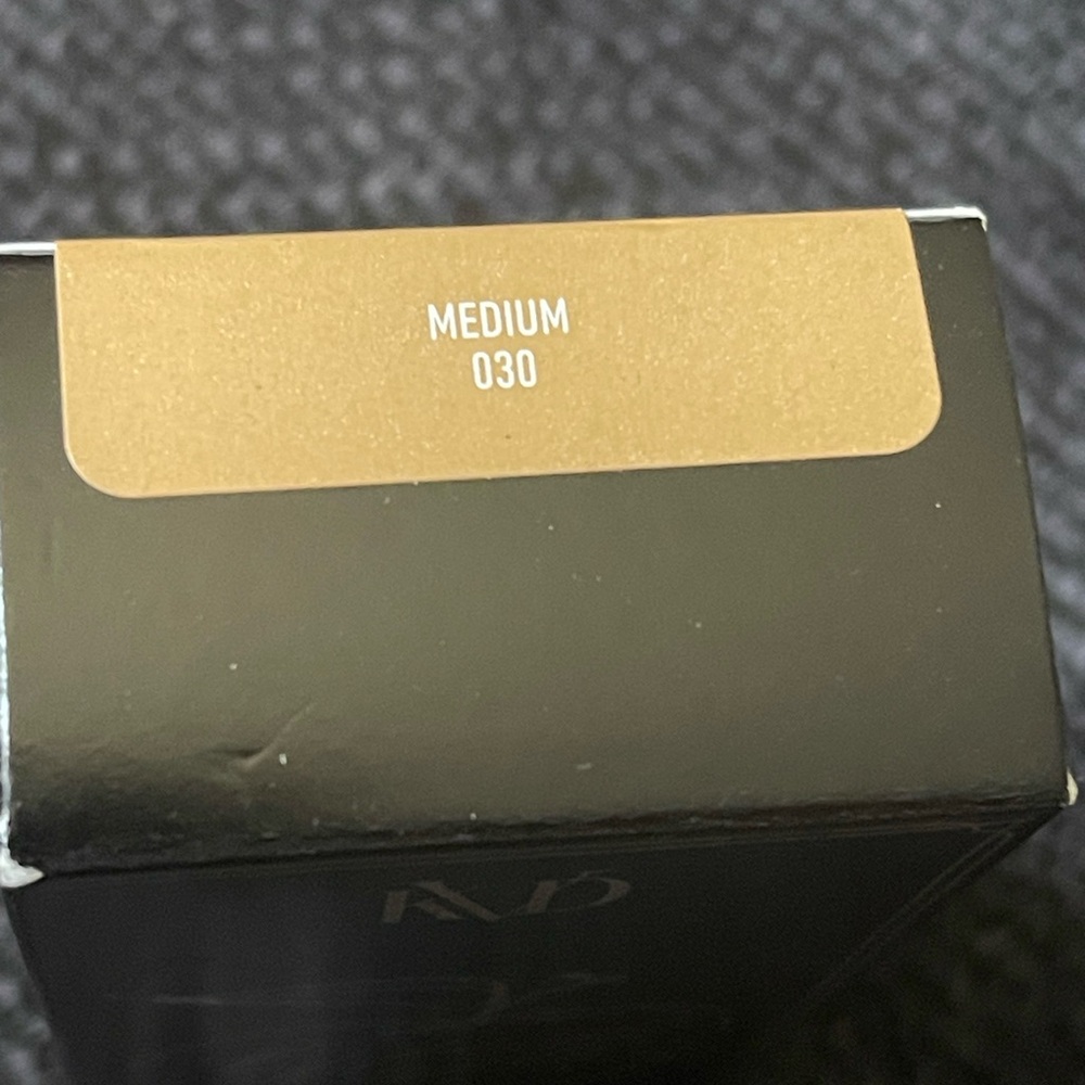 KVD Good Apple Medium 030  Full-Coverage Transfer-Proof Serum Foundation - Picture 4 of 6